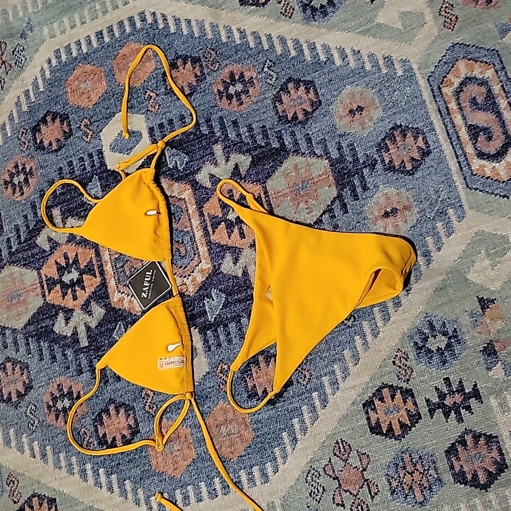 Yellow string bikini - Picture 2 of 4